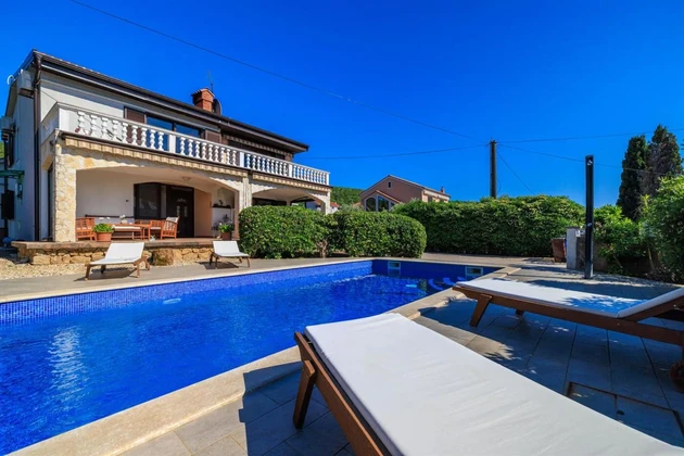 Krk, Punat, maison individuelle avec deux appartements de 100 m² chacun, studio, piscine, garage, sauna