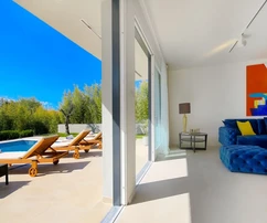 Új modern villa medencével, csendes helyen!
