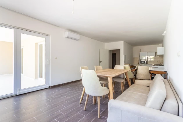 Cómodo apartamento en venta justo en primera línea de mar en Okrug, Croacia