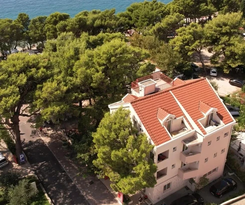 Tučepiben eladó lakó- és üzleti célú épület Horvátországban