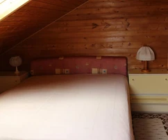 Tágas apartmanház eladó Brač szigetén, Splitska településen Horvátországban