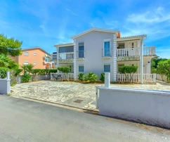 Casa appartamenti con 4 unità abitative, 140 metri dalla spiaggia Prezida