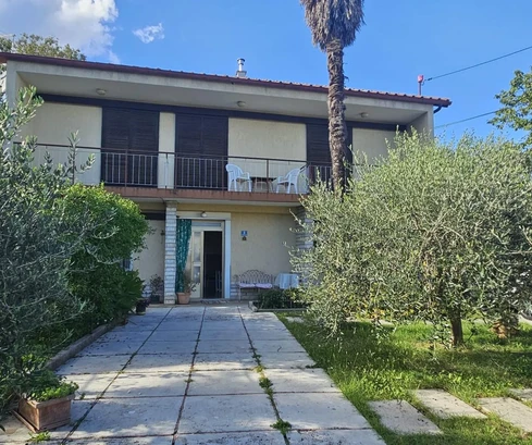 Maison individuelle avec une cour spacieuse à vendre à Lovran en Croatie