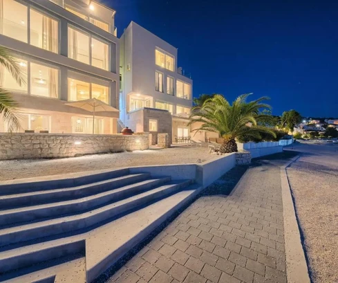 Villa de lujo en venta justo en la orilla del mar en Čiovo, Croacia