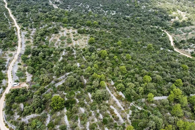 <p>Vinišće, agricultural land 1523m2, access road, 500m from the sea</p>