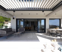 Lussuosa villa divisa con vista mare e piscina, su 4 piani