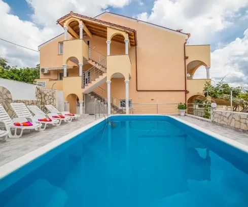 Trogir, bliźniak o powierzchni 471 m2 z basenem, 25 m od morza, z otwartym widokiem na morze