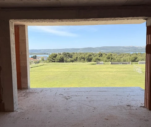 Zadar, Turanj - trojpodlažný luxusný apartmán s terasou na streche, výhľadom na more a čistou plochou 139,89 m²