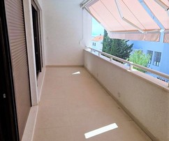 Spacieux appartement divisé avec garage près de la mer