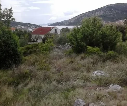 <p>Vinišće, stavební pozemek 1200 m2, 320 m od moře s výhledem na moře</p>