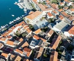 Insel Korčula, Vela Luka, Steinhaus im Ortszentrum