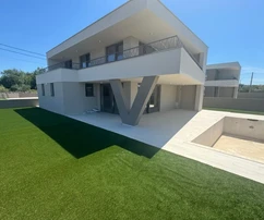 ESCLUSIVA VILLA URBANA CON PISCINA, IN POSIZIONE TRANQUILLA!