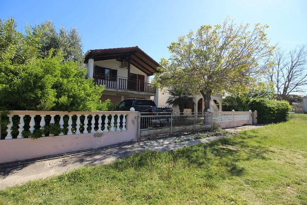 Due proprietà su un terreno spazioso
