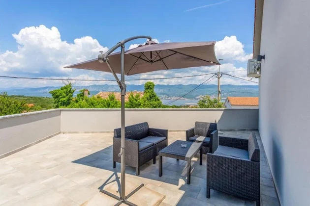 CASA INDEPENDIENTE CON TRES APARTAMENTOS, PISCINA Y VISTAS AL MAR.
