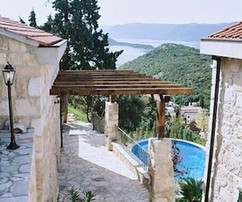 Splendide case doppie in pietra con piscina nella baia di Slivno