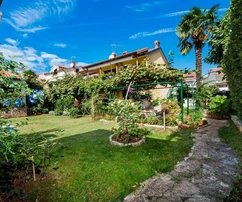 Istria, Rovigno – Casa di appartamenti in zona tranquilla con eccellente potenziale di affitto