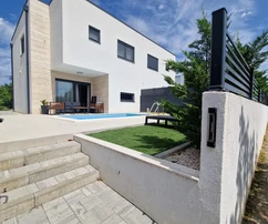Vir, gyönyörű modern villa medencével a városközpontban, kiváló elhelyezkedés, 450 m-re a tengertől