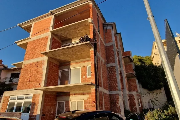 Trogir, Saldun, casa con 5 apartamentos 487 m2, sin terminar, vista al mar abierto
