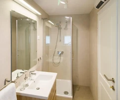 Villa de piedra con piscina y amplios terrenos disponible para la venta en Croacia