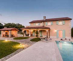 NUEVA VILLA CON PISCINA, EN UNA ZONA TRANQUILA!