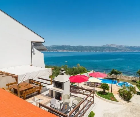 Čiovo, Slatine detached house 260m2 with pool, direct access to the beach