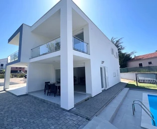 APPARTEMENT MEUBLÉ AVEC PISCINE ET JARDIN, DANS UN ENDROIT CALME !