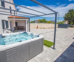 Istrien, Vodnjan, zwei renovierte Wohnobjekte mit Jacuzzi in ruhiger Lage