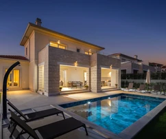 Exklusiv: Prächtige Villa mit atemberaubendem Meer- und Stadtpanorama in Poreč, Istrien.