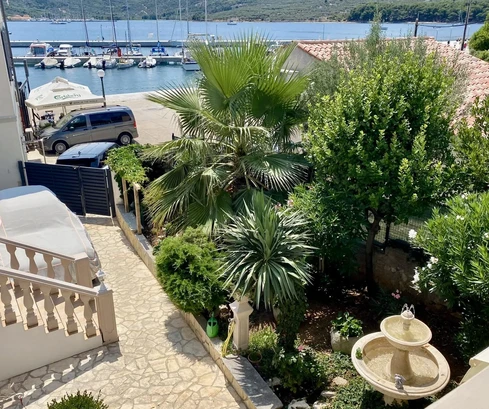 Wolnostojący dom na sprzedaż w pierwszej linii brzegowej na wyspie Cres w Chorwacji