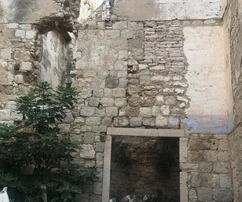 Продается каменный дом на берегу моря Комижа в Хорватии.