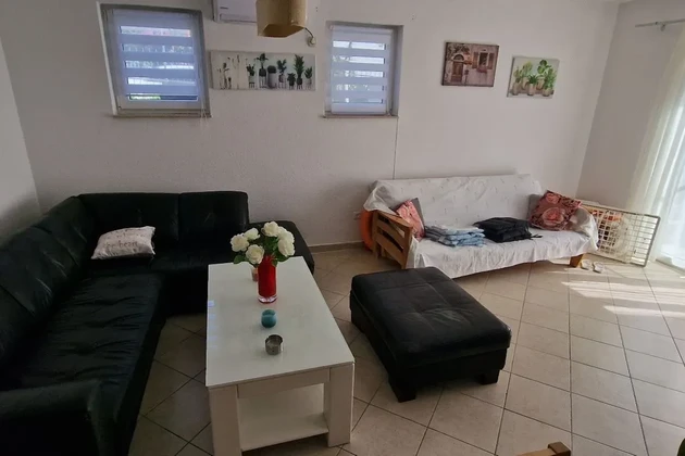 Čiovo, Okrug G., two-bedroom comfortable apartment with garden and parking space