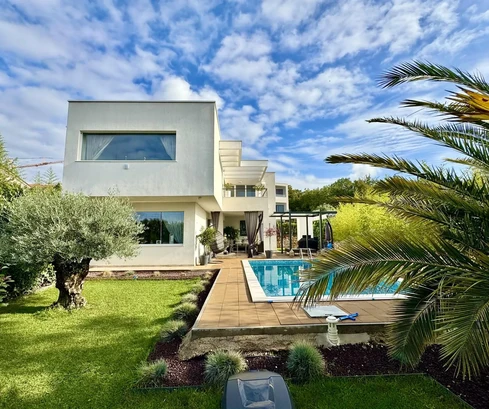 Vila v Kostreně s bazénem přímo u moře na prodej v Chorvatsku