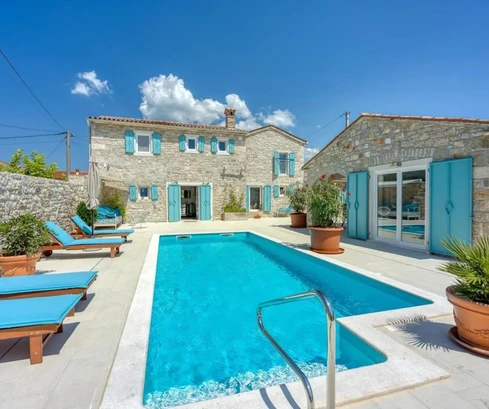 Autentica villa in pietra con piscina in vendita in Istria in Croazia