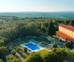 Istrien, Labin: Familienhotel mit Restaurant und Pool