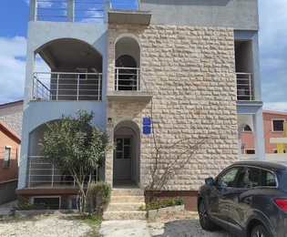 Immobilie mit 4 Apartments, Dachterrasse mit Meer- und Velebit-Blick