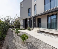 Zadar, Diklo, appartement de deux chambres avec jardin, jacuzzi et terrasse sur le toit