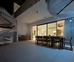 Villas de lujo frente a la playa en venta en Trogir con piscinas