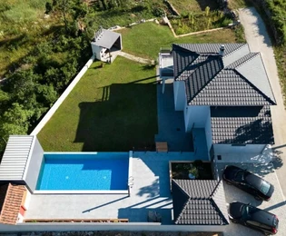 Modernes Ferienhaus mit Pool in Lokvičići zu verkaufen in Kroatien