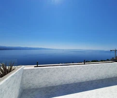 LUJOSO APARTAMENTO DÚPLEX CON PISCINA Y VISTA AL MAR!