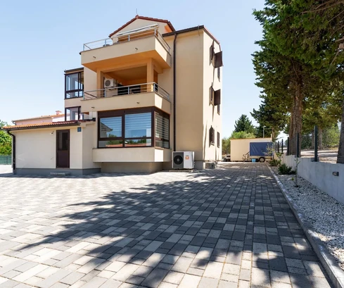 Pakoštane, Drage, casa con tre unità abitative, a 600 m dal mare