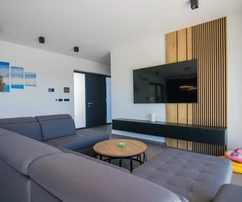 NEW LUXURIOUS VILLA WITH SWIMMING POOL AND SPACIOUS GARDEN!