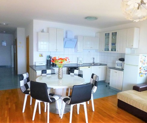 Apartamento amueblado en la isla de Čiovo con vista al mar