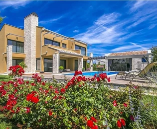 Istrien, Sveti Lovreč - Moderne Villa mit Pool und großem Garten