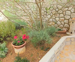 Insel Losinj - Haus mit vier Wohnungen, 220 m², in ruhiger Lage in Meeresnähe