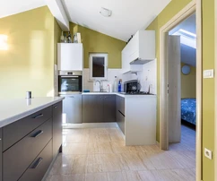 Maison bord de mer à vendre à Rogoznica avec accès direct à l'eau en Croatie