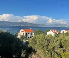 Slatine, detached house 500 m2, 75 m from the sea with a view