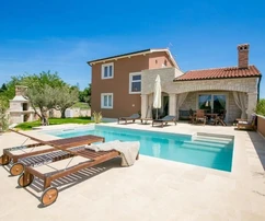 <p>Villa con piscina, nuova costruzione, posizione tranquilla, zona di Parenzo.</p>