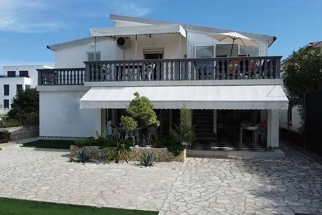 Многоквартирный дом с садом на южной стороне, в 90 метрах от моря