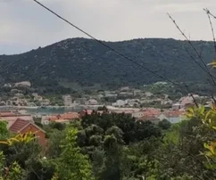 Vinišće, Baugrundstück 1045 m2, 600 m vom Meer und Strand entfernt