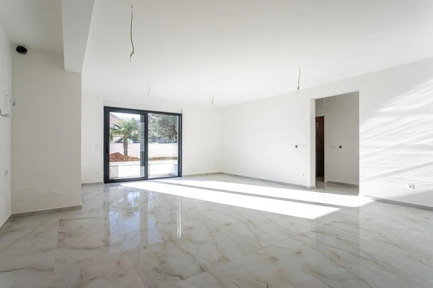 Čiovo, Okrug Gornji, apartamento de dos dormitorios en la planta baja con jardín y piscina privada
